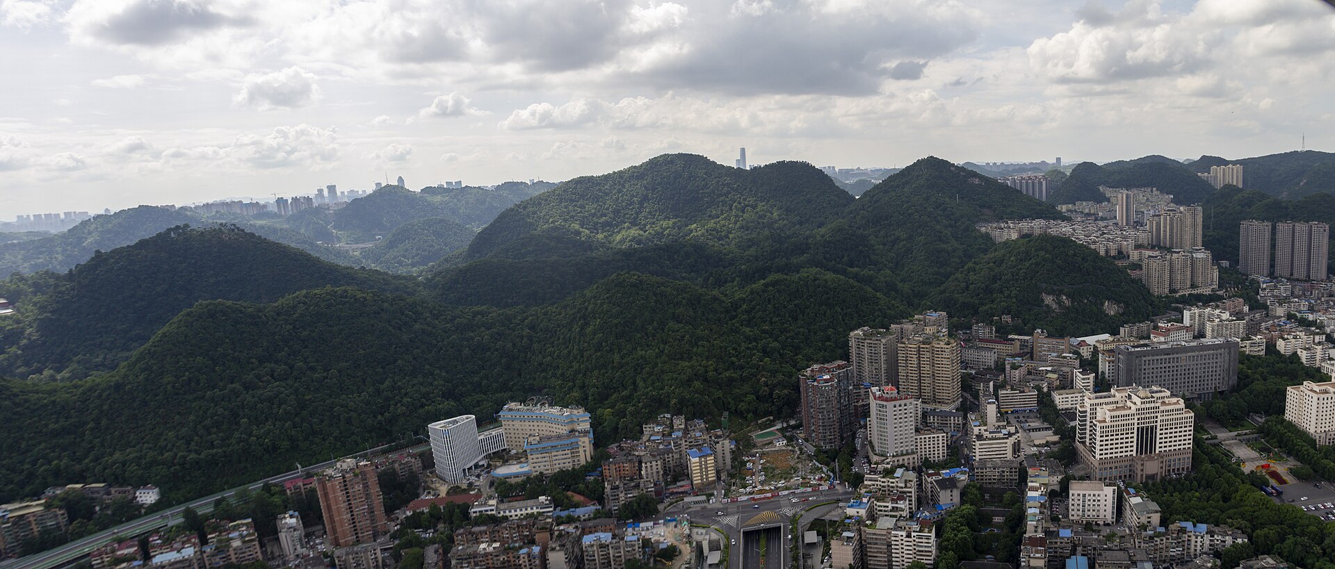 黔灵山的大片绿色山林与贵阳城区相互交织的全景