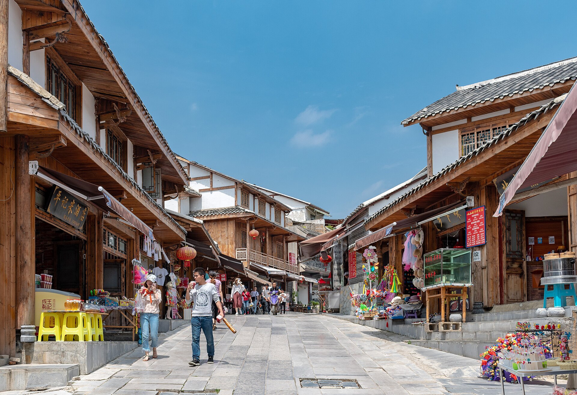 青岩古镇的石板街,两侧是木质店铺、灰瓦屋顶和红灯笼