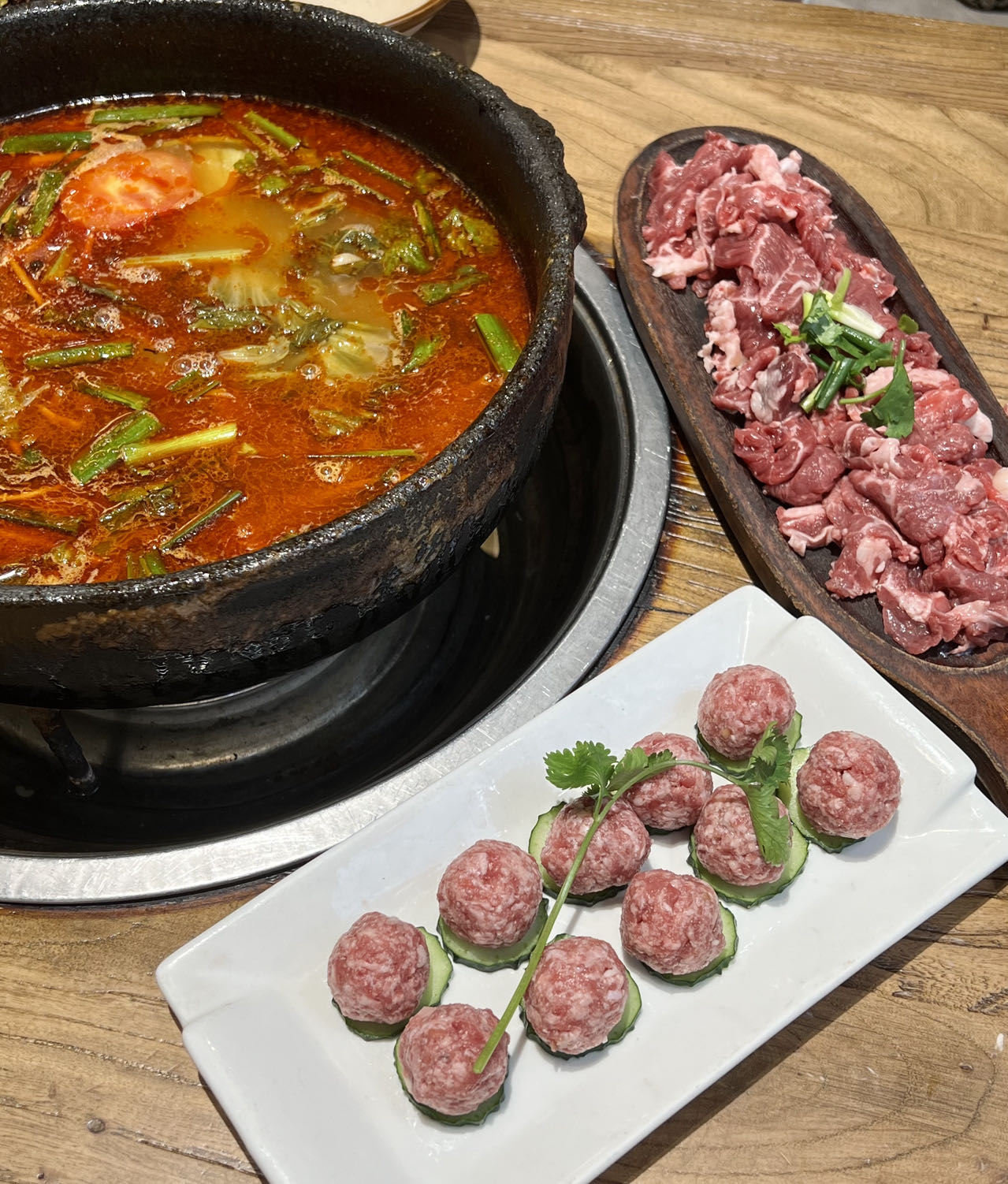 贵州酸汤牛肉:红酸汤锅,搭配切好的牛肉与牛肉丸