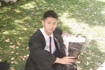 完成学业，留下一张毕业照。