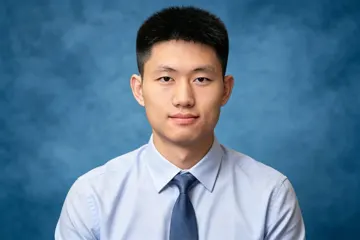 祖仁泽的正式肖像，白衬衫与蓝色领带