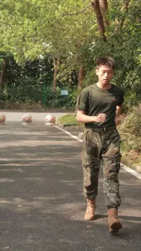 祖仁泽穿着绿色上衣，在户外跑步