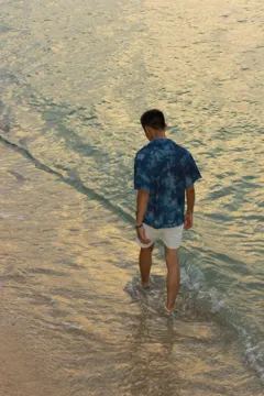 沿着海边走 · 脚边是浪，眼前是海。