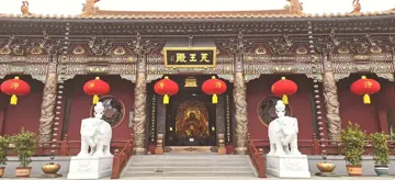 寺院天王殿前的石阶、雕花梁柱、红灯笼与石象