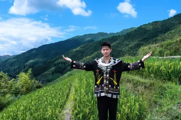 外出旅行 / 民族服装体验。