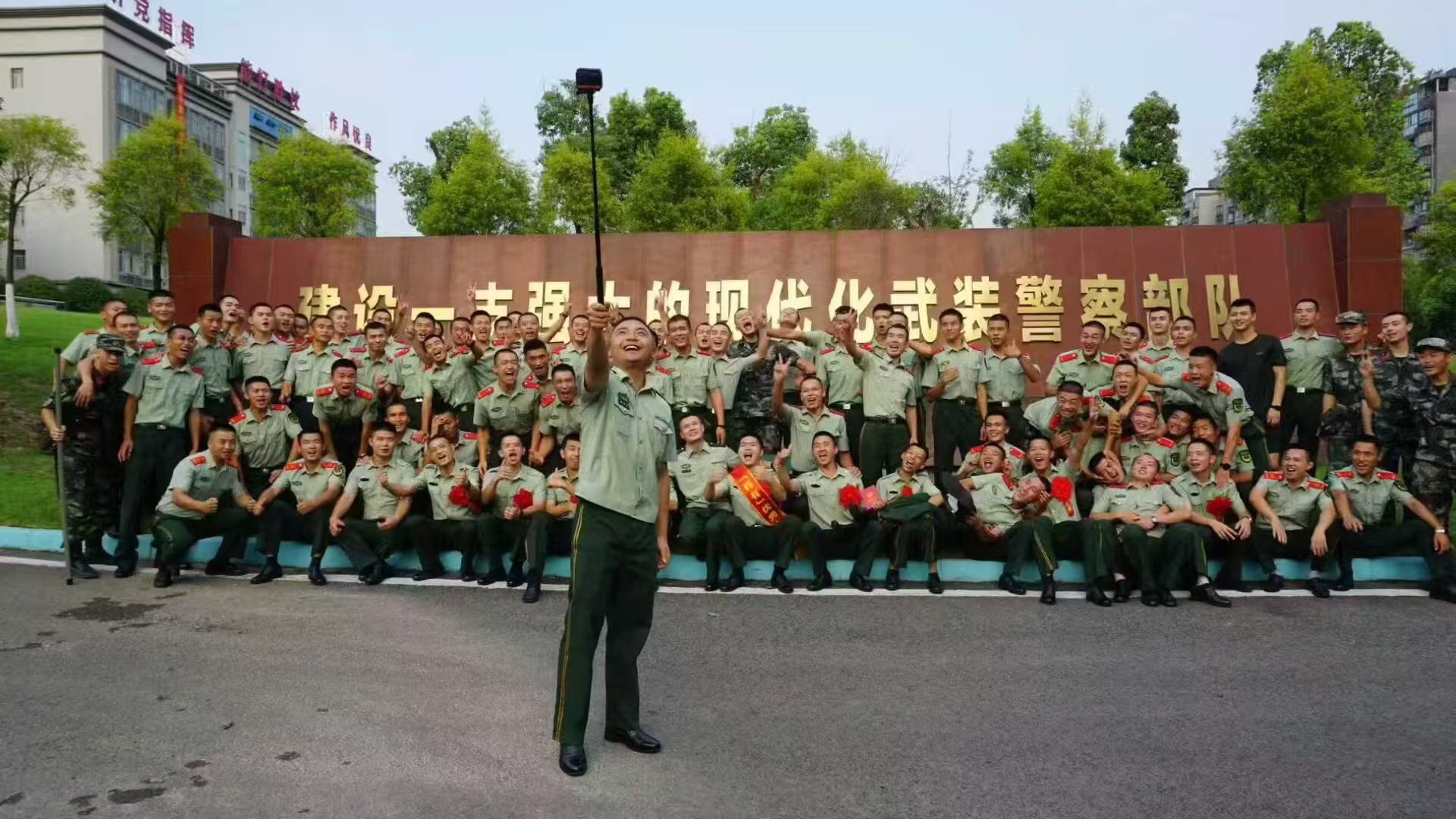 军旅时期,与战友一起留下的合影。