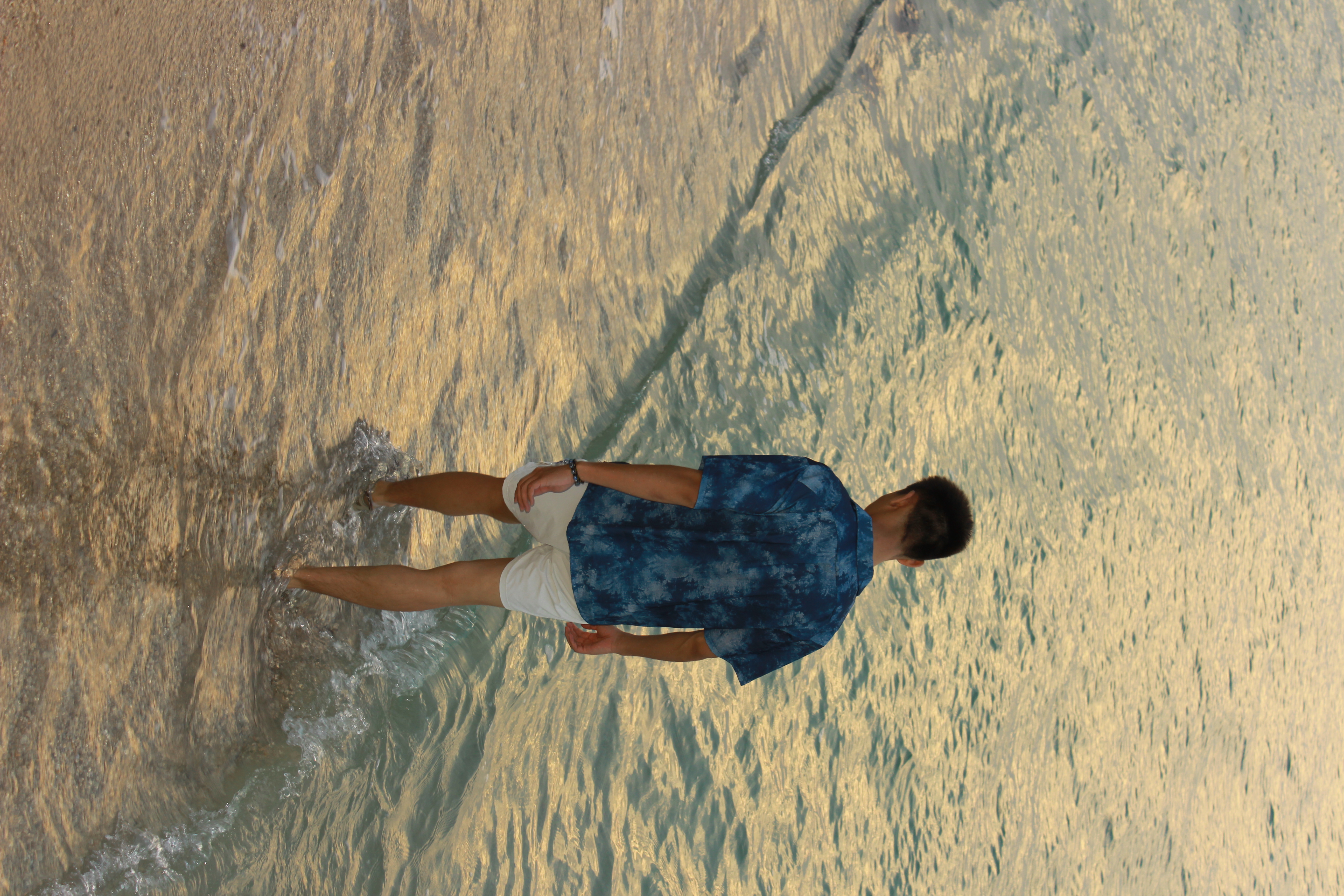 沿着海边走 · 脚边是浪,眼前是海。