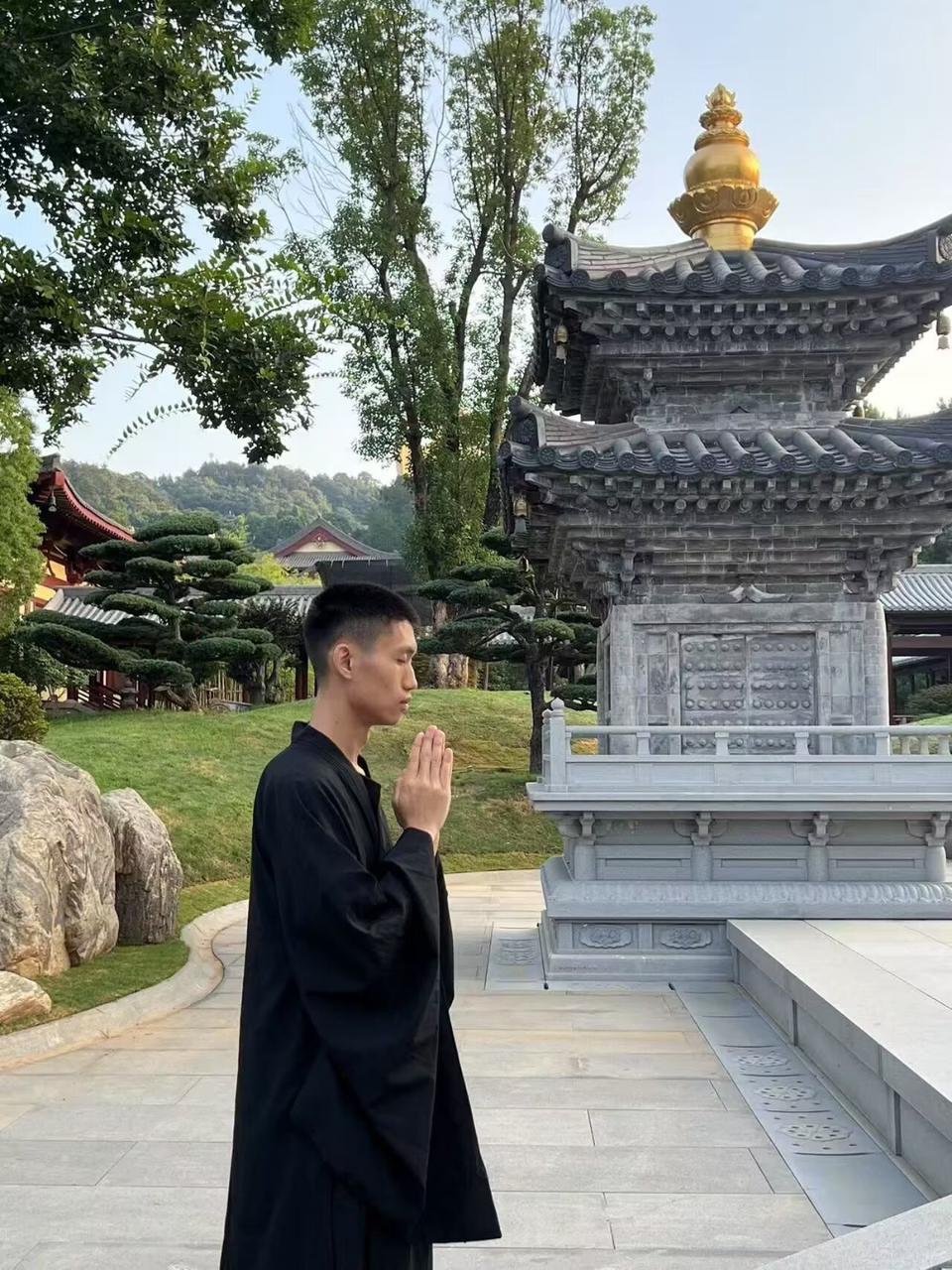 祖仁泽在寺院小住时的照片